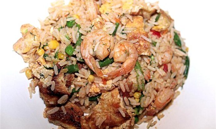 Рис с креветками, овощами и омлетом