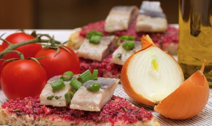 Закуска с селедкой и свекольным песто