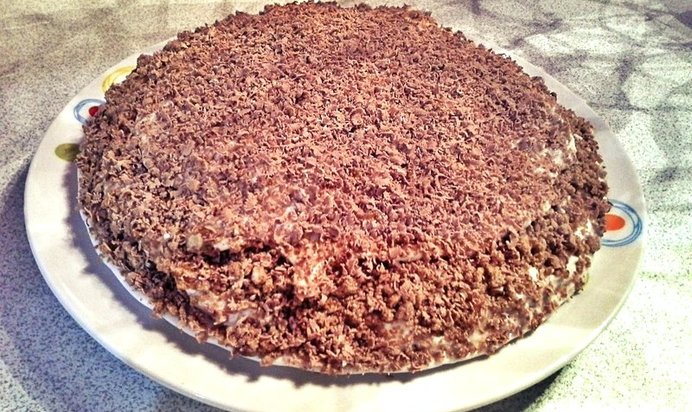 Холодный пряничный торт со сметанным кремом и бананами