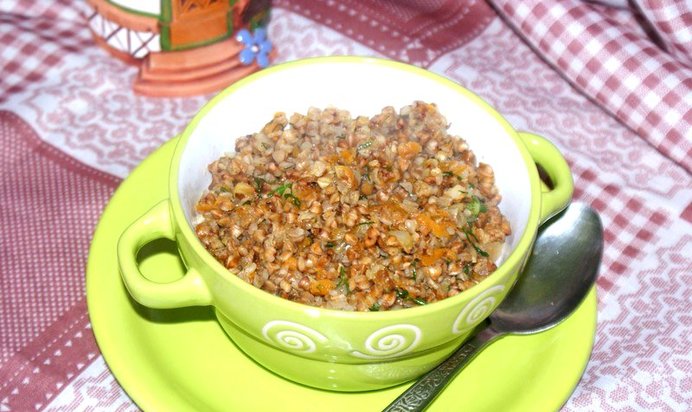 Гречневая каша с овощами и чесноком