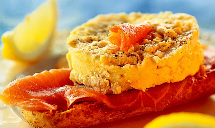 Омлет с копченым лососем и лимоном