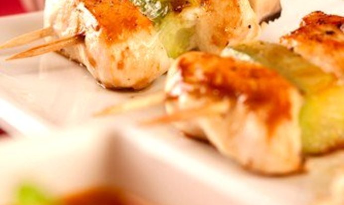 Куриные шашлыки с пюре из батата и с пюре из зеленого горошка и мяты