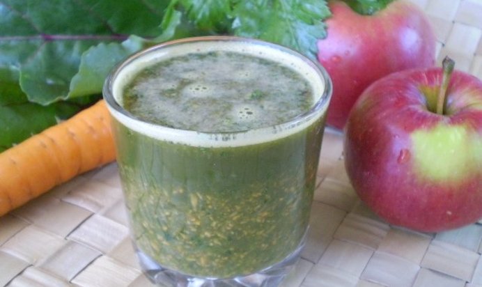 Зеленый коктейль с морковью