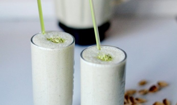 Йогуртовый смузи с фисташками