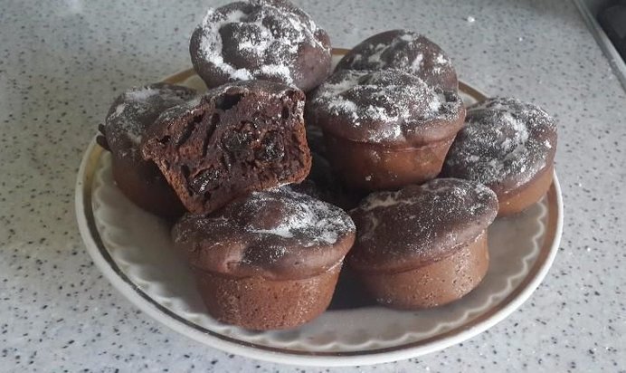 Шоколадные маффины с какао и изюмом