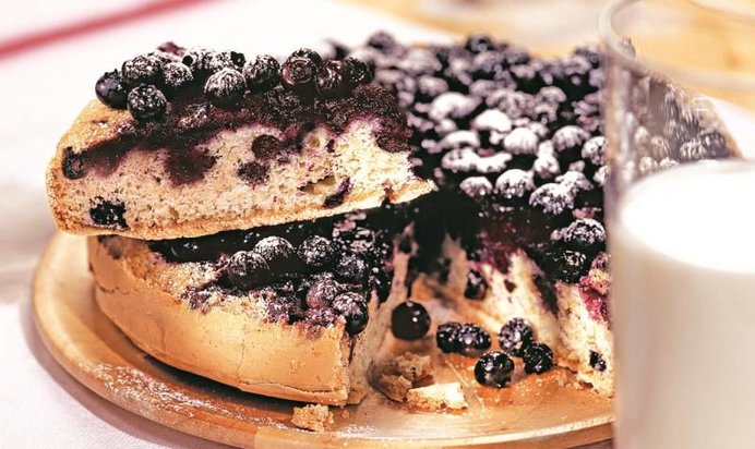 Шарлотка с черникой