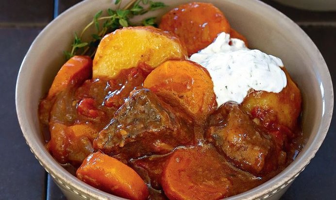 Жаркое с красным вином и сметанным соусом