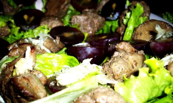 Салат с виноградом и куриной печенью