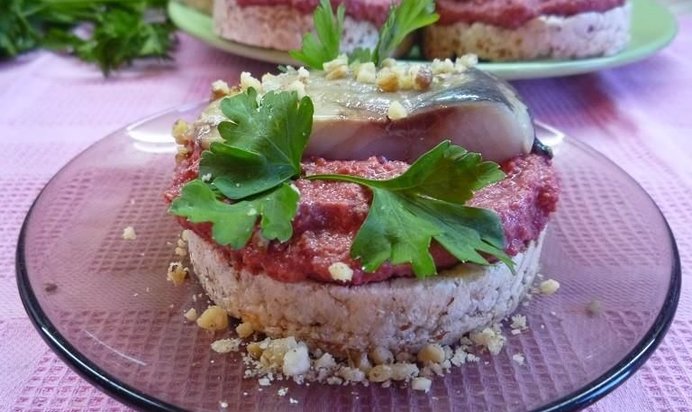 Канапе с сельдью и свекольным песто
