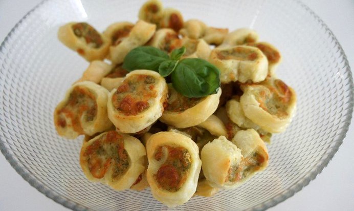 Печенье с домашним песто и сыром