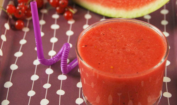 Смузи из арбуза и красной смородины
