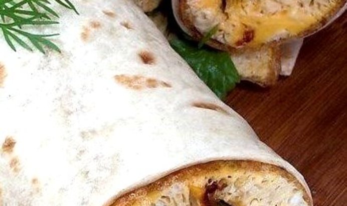 Омлет с вялеными помидорами и зеленью в лаваше