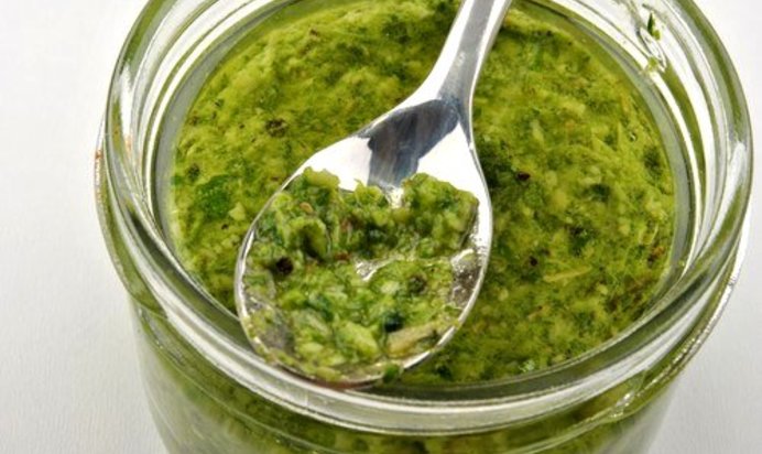 Песто из кинзы, миндаля и красного лука