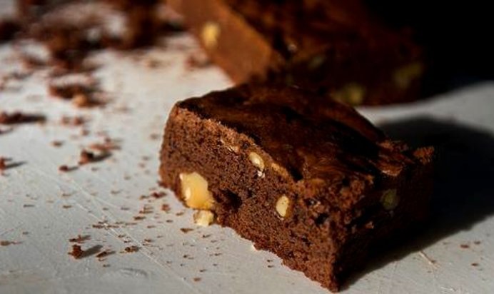 Шоколадные пирожные с грецкими орехами