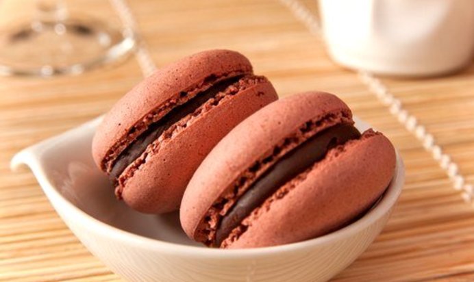 Миндальные пирожные макароны с шоколадной начинкой