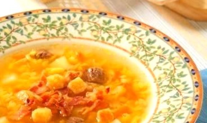 Гороховый суп с беконом и гренками