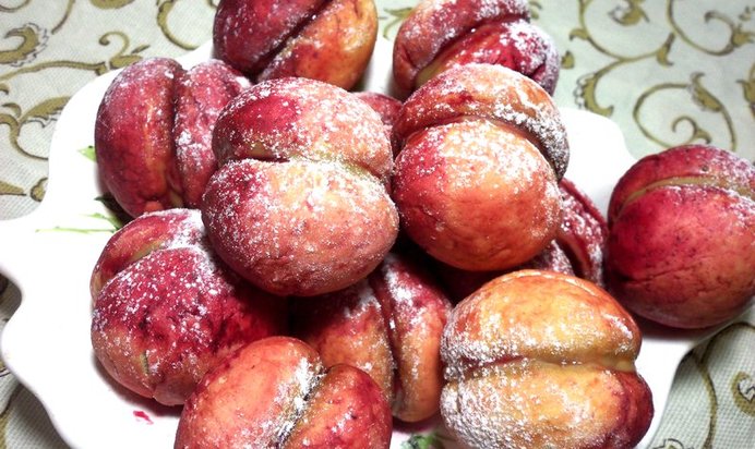 Пирожные персики