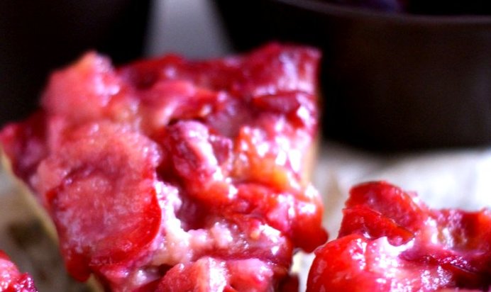 Шарлотка «по-осеннему» со сливами