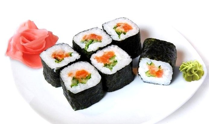 Суши с семгой и огурцом