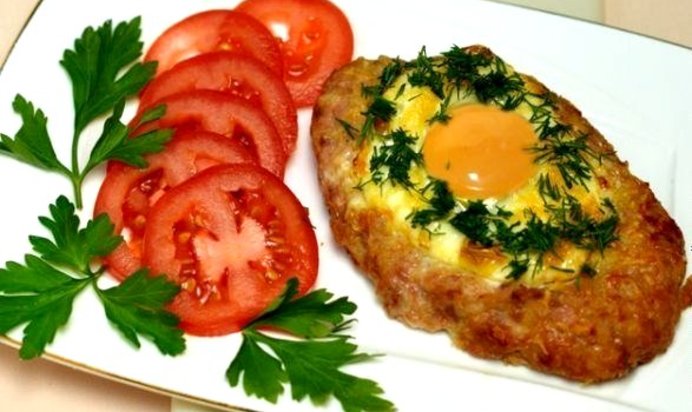 Бифштекс из свиного фарша, запеченный в духовке, с яйцом