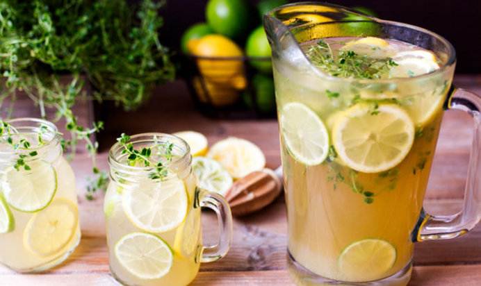 Холодный чай с лимоном и тимьяном