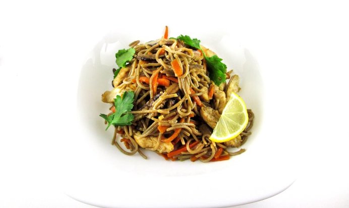 Гречневая лапша с грибами шиитаке и курицей