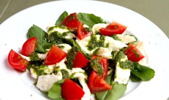 Зеленый салат с сулугуни и соусом песто