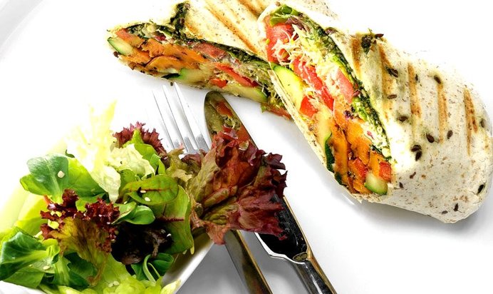 Буррито с жареными овощами и песто