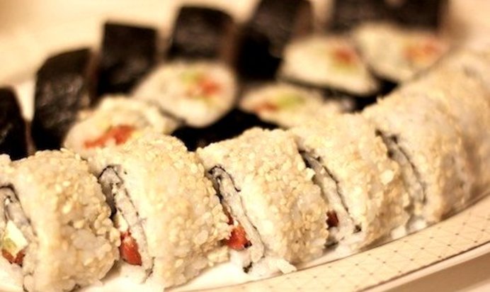 Роллы с семгой и авокадо