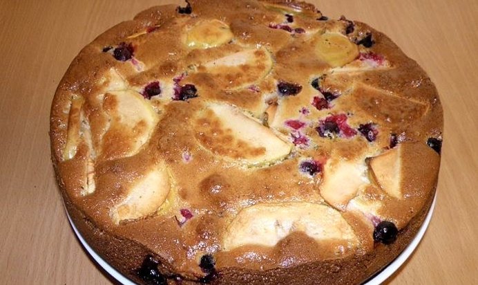 Шарлотка с яблоками и смородиной
