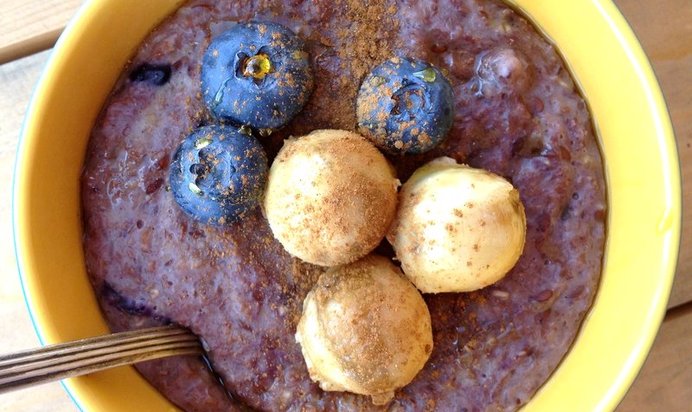 Овсяная каша с бананом, голубикой и кленовым сиропом