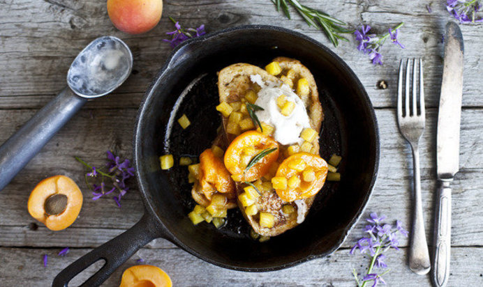 Сладкая брускетта с ананасами и абрикосами