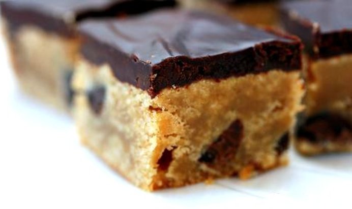 Шоколадные пирожные с арахисовым маслом и орехами пекан