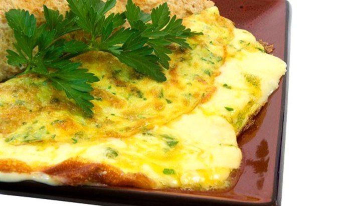 Омлет с цветной капустой, сыром фета и петрушкой