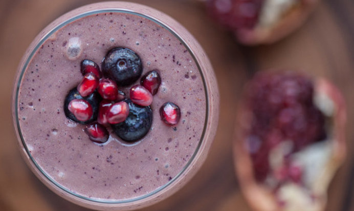 Черничный смузи с гранатом