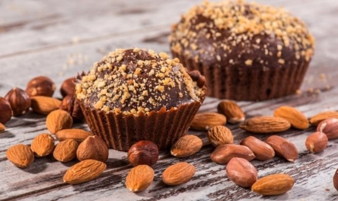 Шоколадные пирожные с карамелью