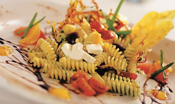 Салат из холодной пасты с песто и черным виноградом