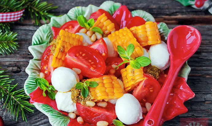 Овощной салат с соусом песто