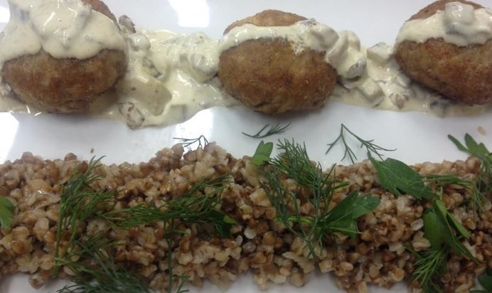 Котлетки из трех видов мяса с гречневым ризотто и соусом из лесных грибов