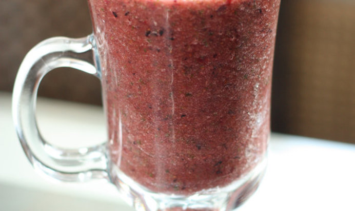 Зеленый коктейль с грушей и голубикой