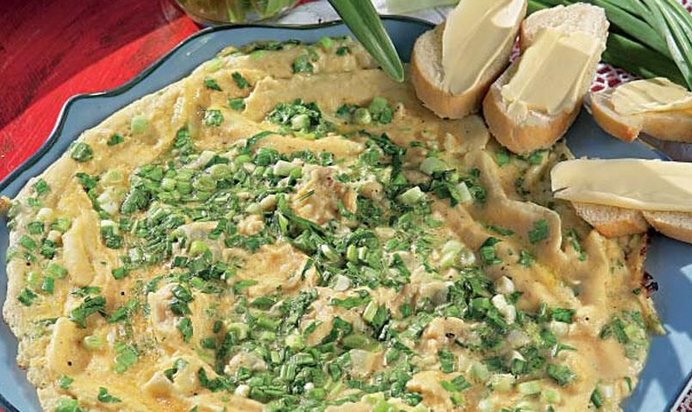 Классический французский омлет с петрушкой и чесноком