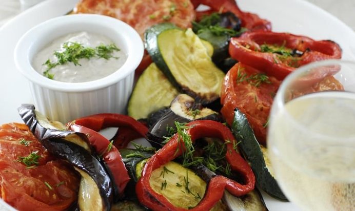 Овощи на гриле под соусом из тунца