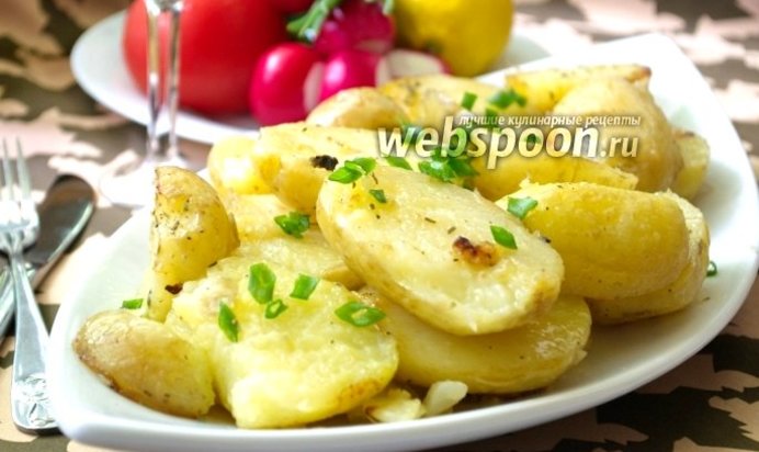 Молодая картошка, тушёная в бульоне и специях