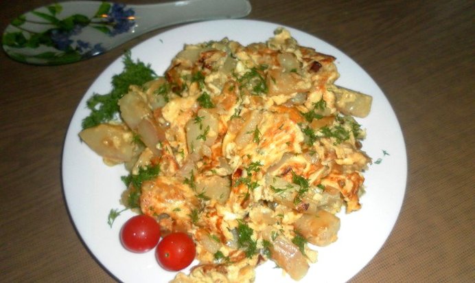 Омлет с отварным картофелем