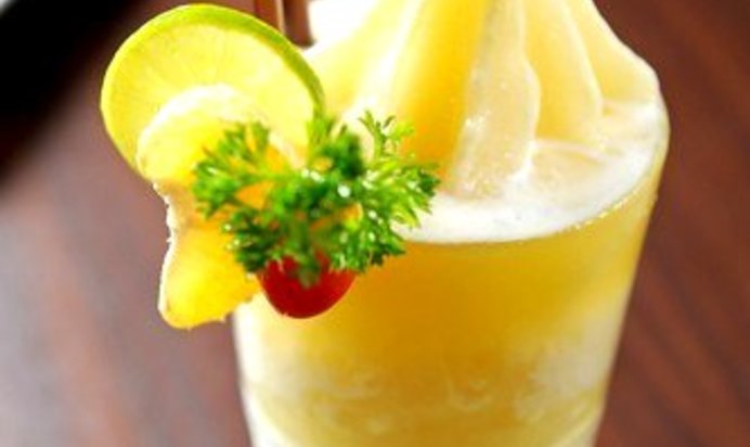 Манговый смузи с йогуртом с персиковым шербетом