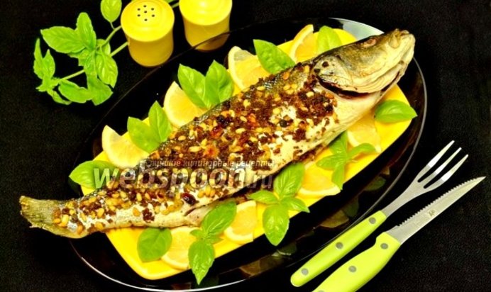 Сибас, запечённый с кедровыми орехами и хлебными крошками