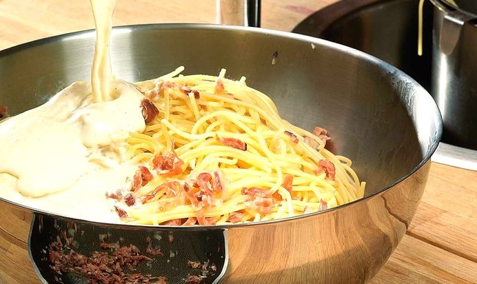 Спагетти карбонара с красным луком
