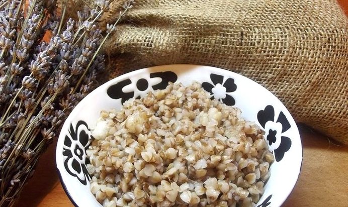 Гречневая каша в горшочке с салом