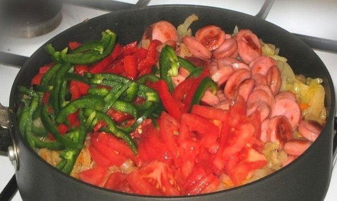 Тушеные овощи с сосиской