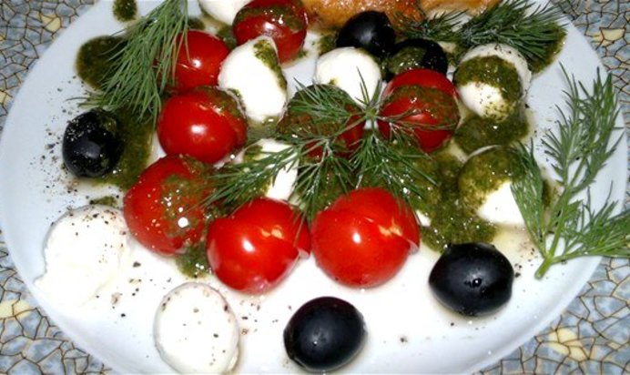 Салат из мини-моцареллы с бальзамическим песто